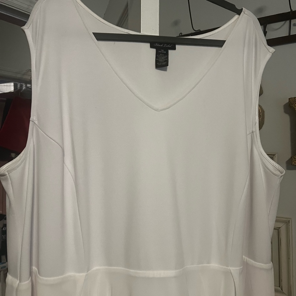 Elegant White Sleeveless Dress - Picture 2 of 5